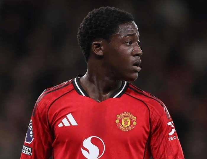 罗马诺透露曼联新星梅努获卡里克重用，俱乐部将启动续约谈判