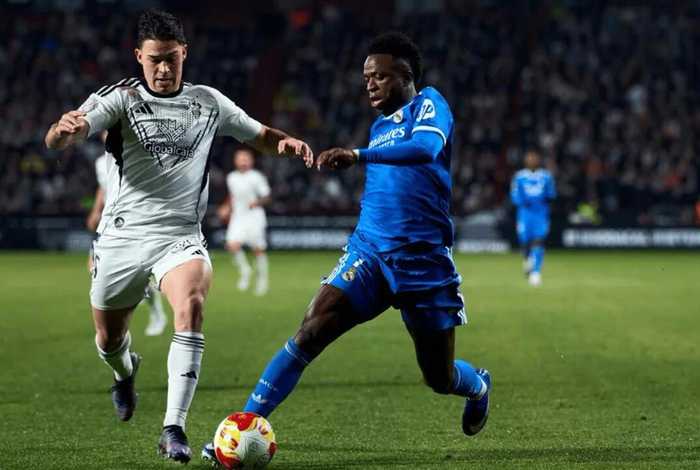 皇马国王杯遭西乙队淘汰，球迷向维尼修斯投掷香蕉皮被罚5000欧禁赛1年