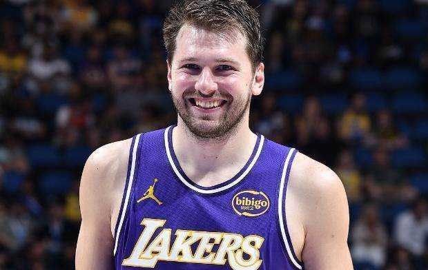 东契奇43分刷爆纪录比乔丹 詹姆斯父子同台秀暴扣